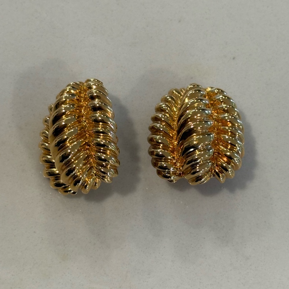 St. John Stamped Elegant Gold-Tone Leaf Clip on Earrings - Picture 3 of 9
